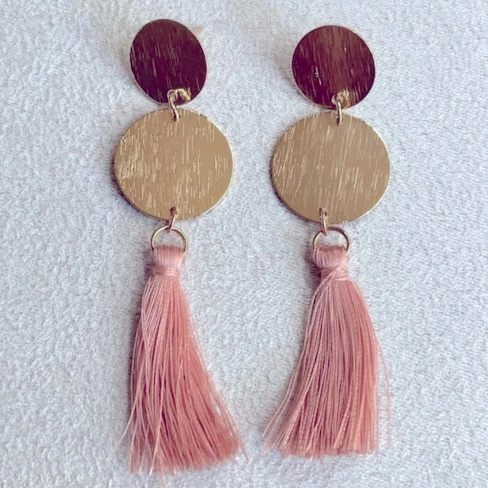 Mauve tassel + gold accents